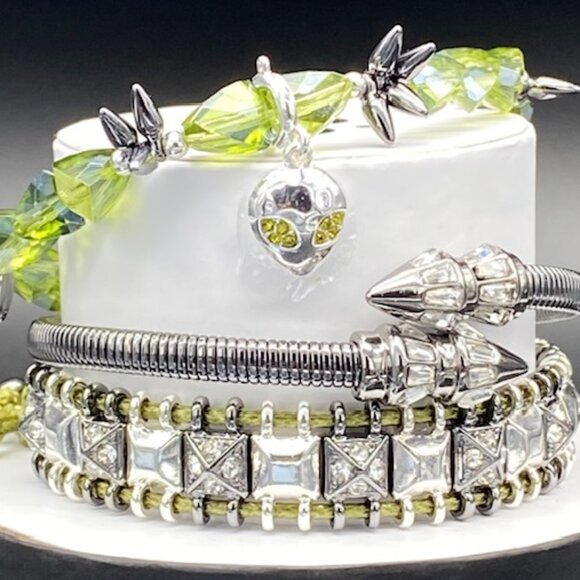 Always A Little Wicked ST53683 Halloween Stack 2025 Alien Charm - Picture 2 of 4